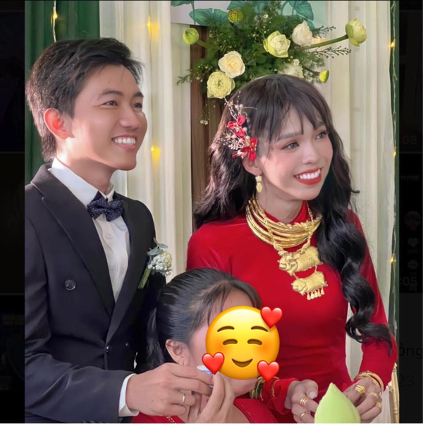 Võ Thành Ý còn được biết đến với biệt danh "Má Cám", là một hot TikToker thuộc cộng đồng LGBT, nổi tiếng với những màn giả gái “thần sầu”. Không lâu trước đây, “idol TikTok” sở hữu hơn 11 triệu người theo dõi đã bất ngờ lên xe hoa trong sự ngỡ ngàng của khán giả.