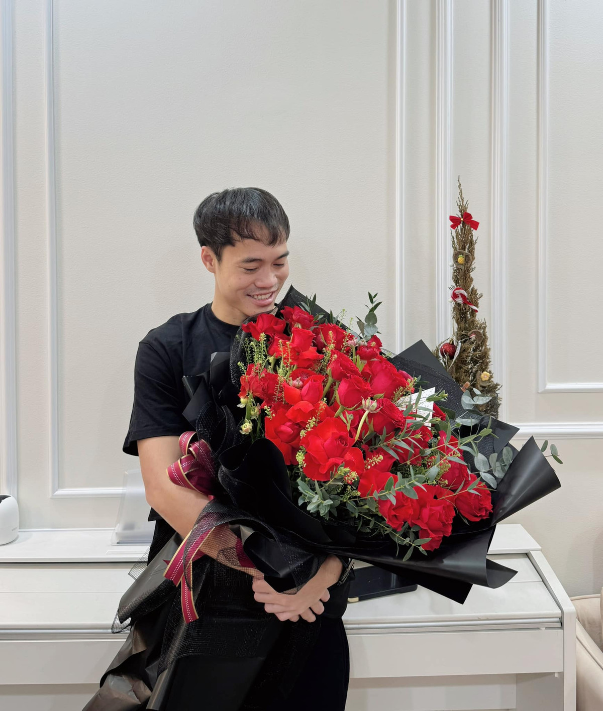 Năm nay, khi V.League tạm nghỉ để U23 Việt Nam đi thi đấu U23 châu Á 2024, Văn Toàn mới có chút thời gian riêng tư ở bên bố mẹ, đón tuổi 28.