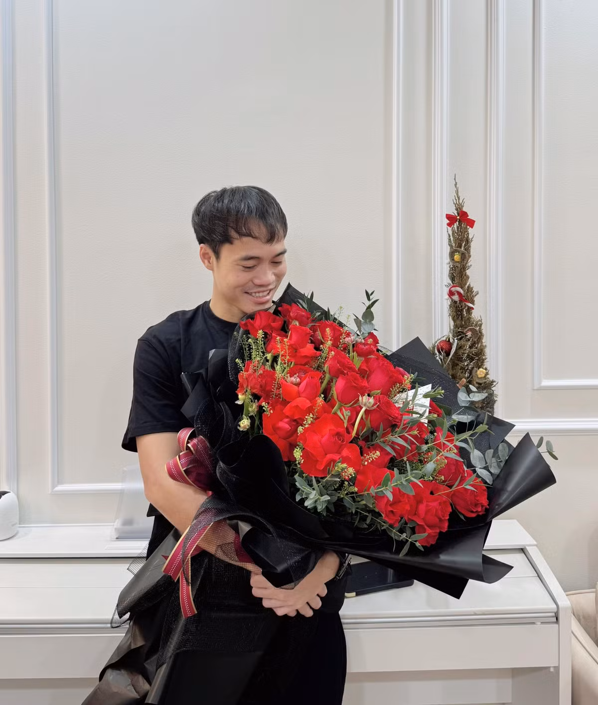 Năm nay, khi V.League tạm nghỉ để U23 Việt Nam đi thi đấu U23 châu Á 2024, Văn Toàn mới có chút thời gian riêng tư ở bên bố mẹ, đón tuổi 28.