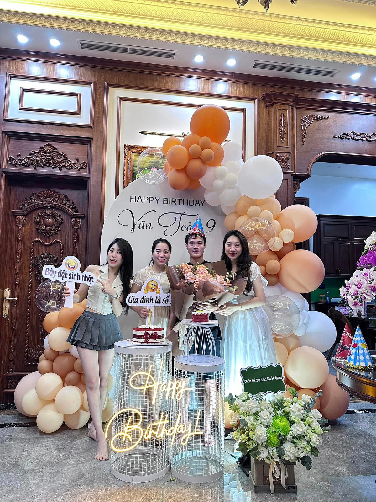 Trong căn biệt thự khang trang mới xây hồi cuối năm ngoái, bố mẹ, em gái và người thân đã tổ chức cho Văn Toàn một bữa tiệc ấm áp.