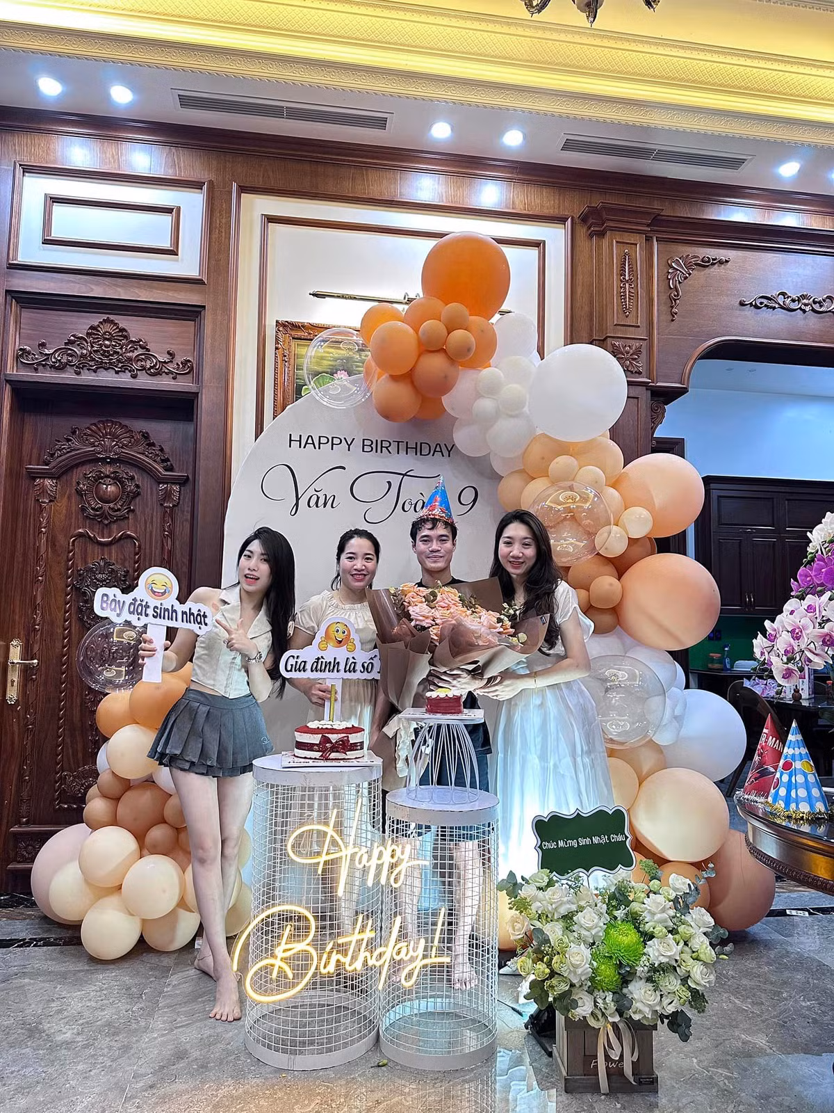 Trong căn biệt thự khang trang mới xây hồi cuối năm ngoái, bố mẹ, em gái và người thân đã tổ chức cho Văn Toàn một bữa tiệc ấm áp.