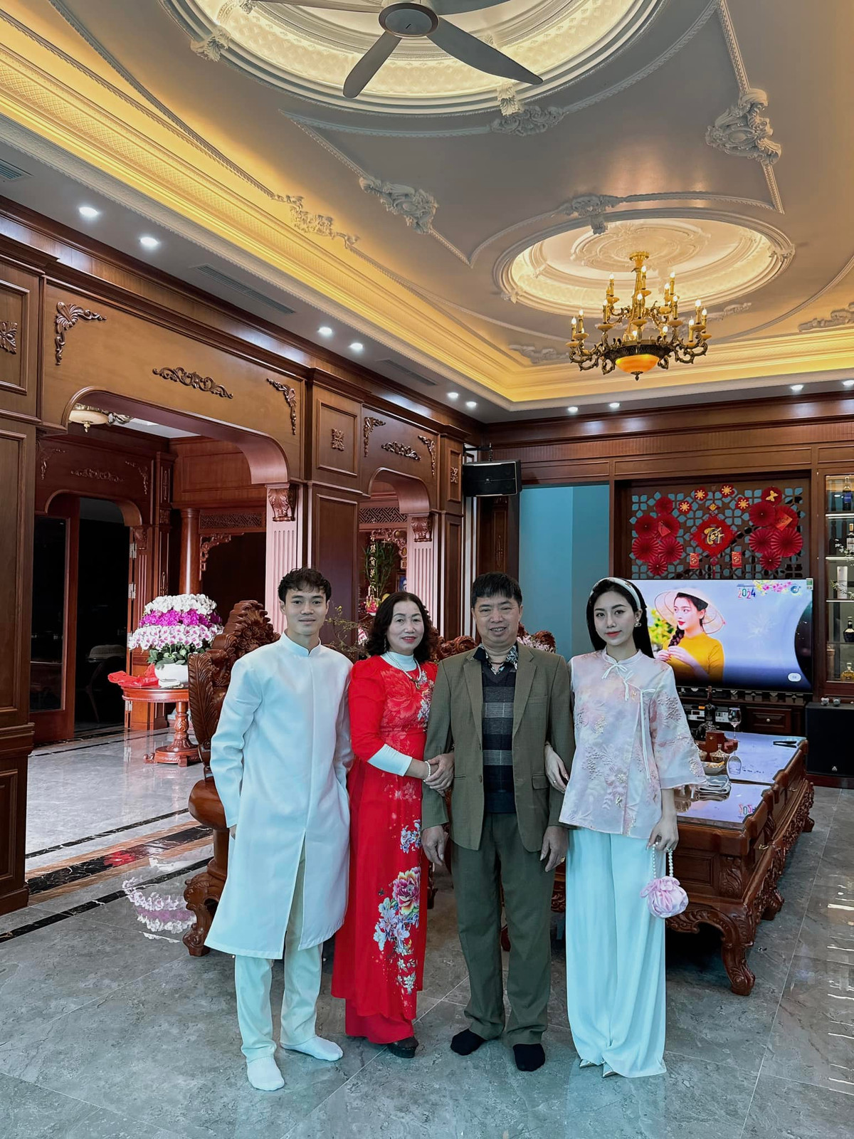 Trong ánh nến lấp lánh, tiếng hát rộn ràng và tiếng vỗ tay giòn giã đan xen, Văn Toàn được gia đình, họ hàng, bạn bè vây quanh cùng chúc mừng sinh nhật.