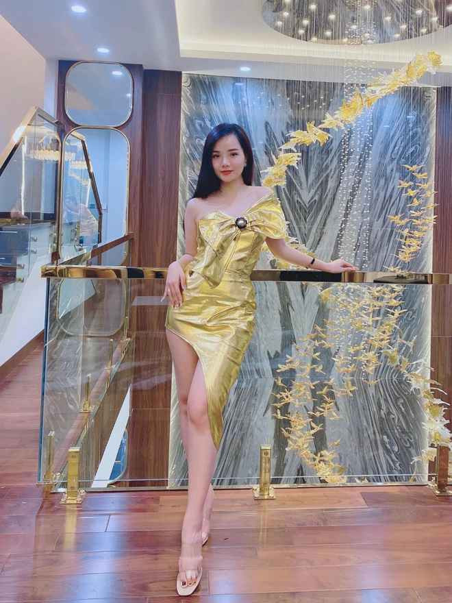 Sau khi nổi tiếng với hình ảnh nữ CĐV xinh đẹp, Thuỷ Tiên nhận được nhiều hợp đồng làm việc cả ở Việt Nam lẫn Hàn Quốc.