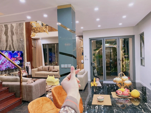 Cụ thể, căn biệt thự có diện tích 500m2 với 4 tầng, gồm có đầy đủ phòng ốc. Nội thất bên trong được thiết kết theo phong cách phương Tây hiện đại, sang trọng.