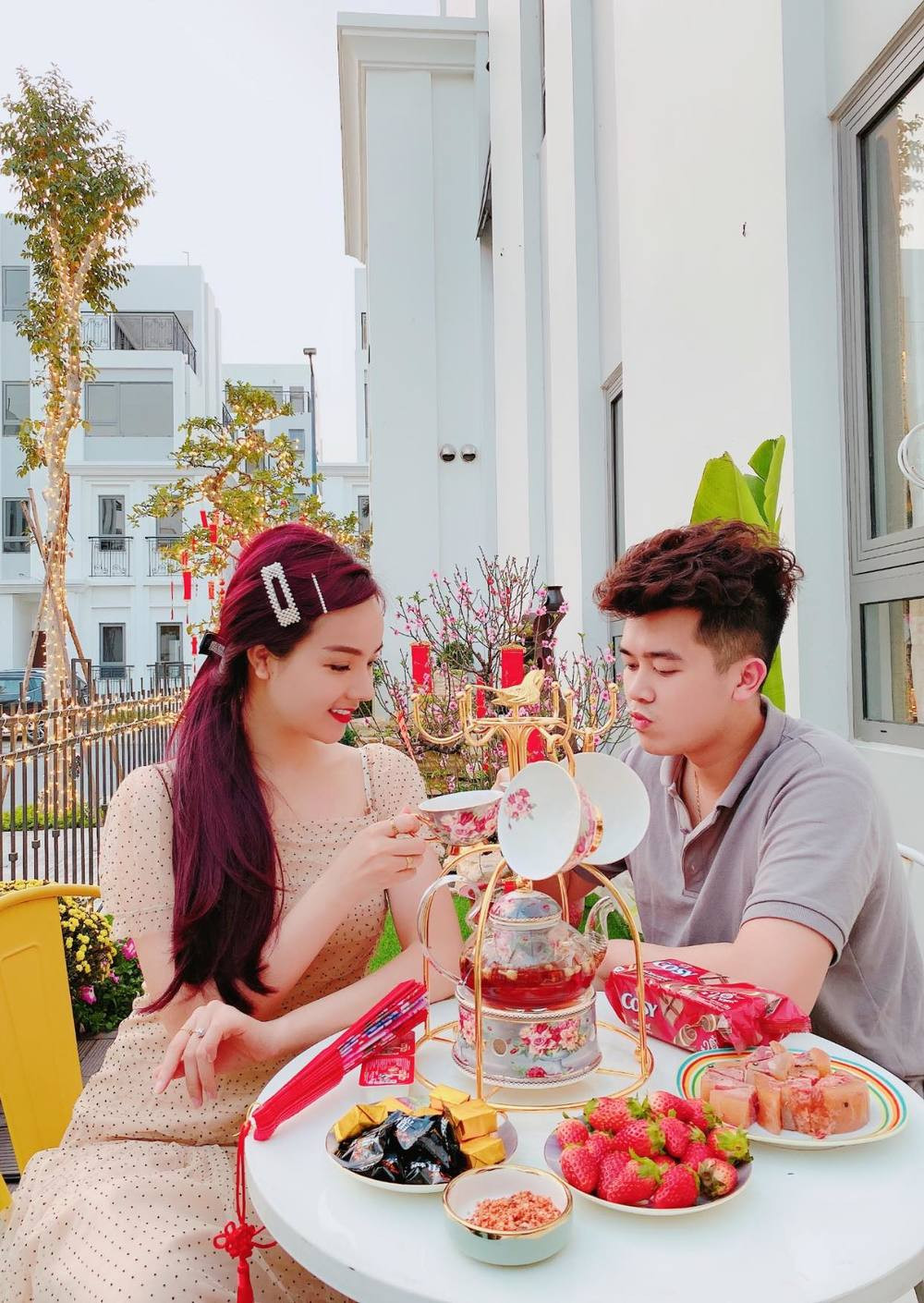 Bên cạnh đó, khuôn viên sân vườn có thiết kế thêm hồ cá Koi và một ít cây cảnh tạo không khí trong lành, gần gũi thiên nhiên.