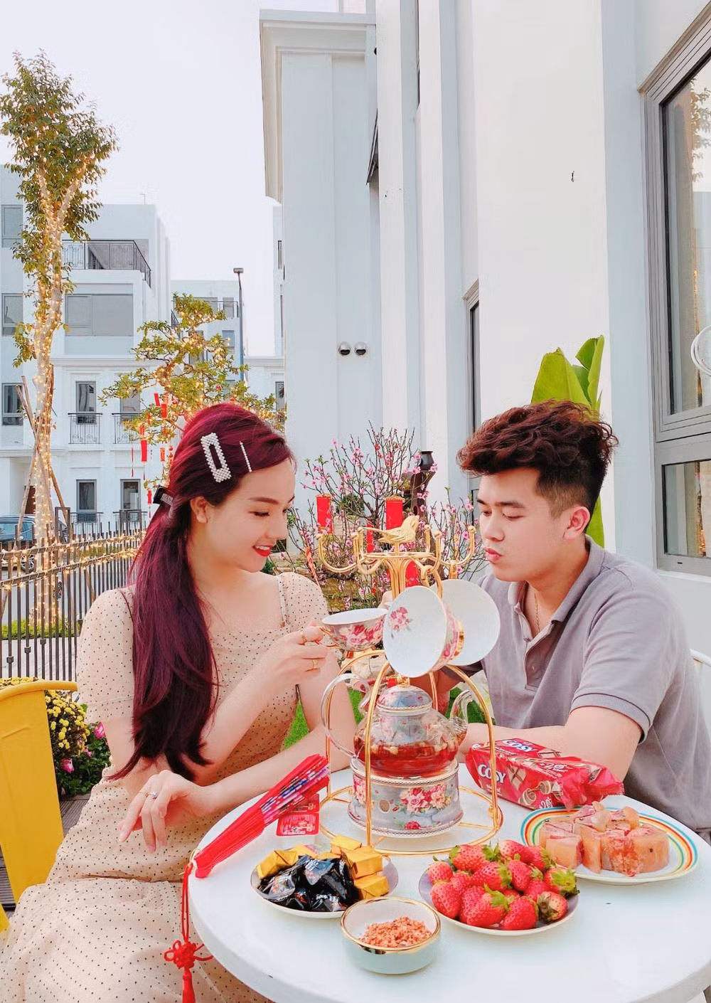 Bên cạnh đó, khuôn viên sân vườn có thiết kế thêm hồ cá Koi và một ít cây cảnh tạo không khí trong lành, gần gũi thiên nhiên.