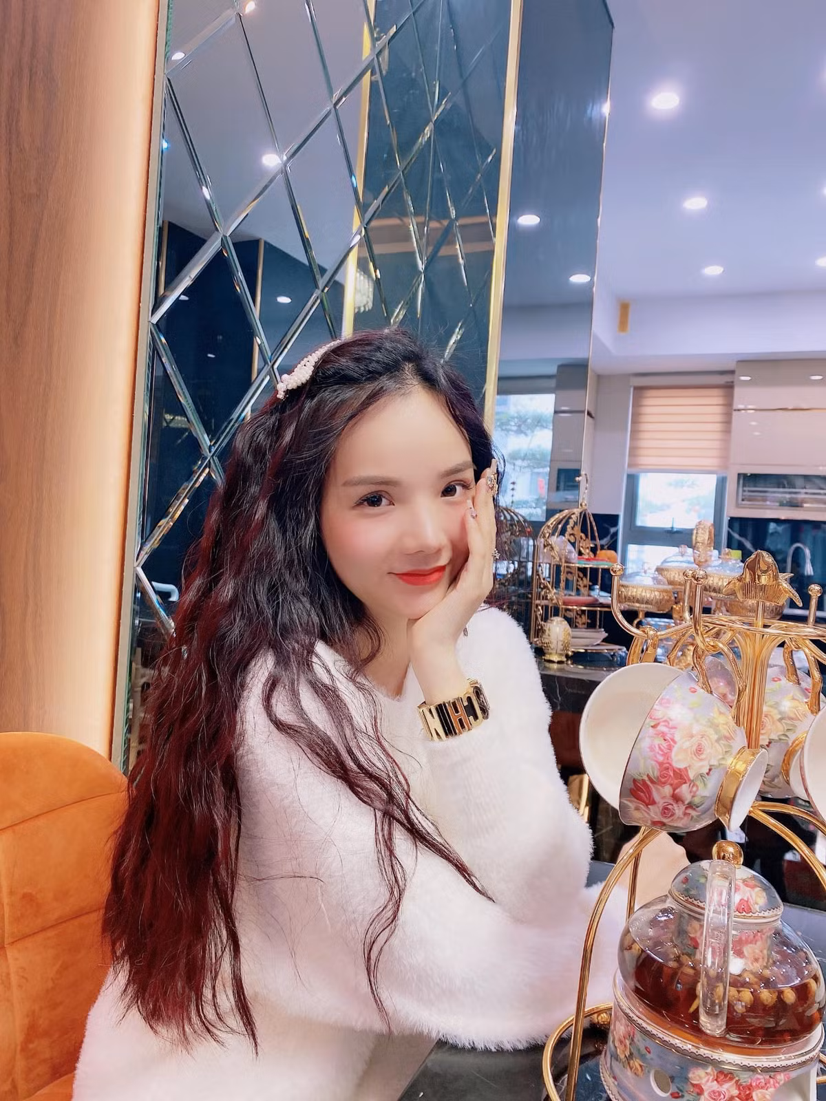 Xinh đẹp, tự tin và khả năng nói tiếng Anh vượt trội, hot girl Việt có tên Phan Thuỷ Tiên từng "gây sốt" khi trở thành gương mặt nhận được nhiều sự quan tâm của dân mạng khi trở thành CĐV tại ASIAD 2018.