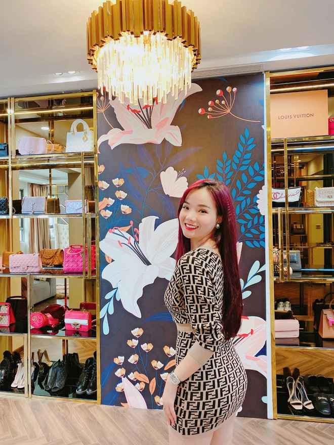 Sau hơn 2 năm từ khi nổi tiếng nhờ đi xem bóng đá, Thủy Tiên hiện tại đang có cuộc sống đáng mơ ước với người chồng doanh nhân thành đạt.