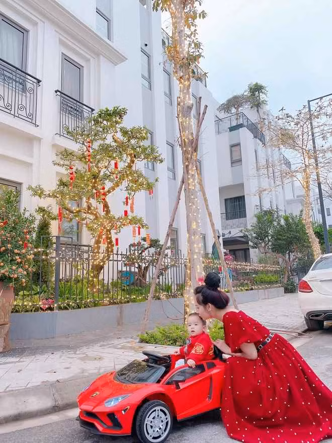 Theo TikToker Thủy Tiên tiết lộ, tổng chi phí từ đất đai đến xây dựng và trang trí ngôi nhà là khoảng 40 tỷ đồng. Giờ đây ngôi nhà vừa là tổ ấm của gia đình nhỏ 3 người, vừa là nơi có thể thoải mái tụ tập bạn bè vui chơi.