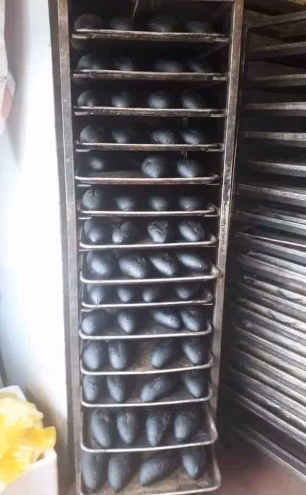 Nhận trông lò bánh nhưng vì muốn nướng nhanh, tăng nhiệt độ và mải xem điện thoại nên chàng thanh niên đã cho ra mắt món "bánh mì bóng đêm".