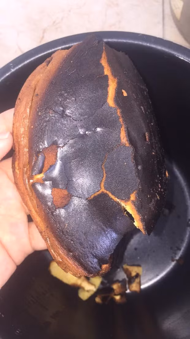 Cũng chỉ vì sự lãng quên mà một thảm họa nấu nướng nữa đã diễn ra với cô nàng làm món bánh ngọt quả bàng.