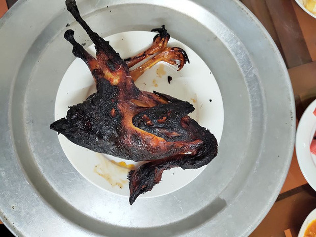 Chứng kiến những món ăn bị gắn mác "bóng đêm" này nhiều dân mạng không khỏi ôm bụng cười. Họ cho rằng, nấu ăn đơn giản chỉ cần chú tâm vào công việc, mọi điều có thể diễn ra khá suôn sẻ.