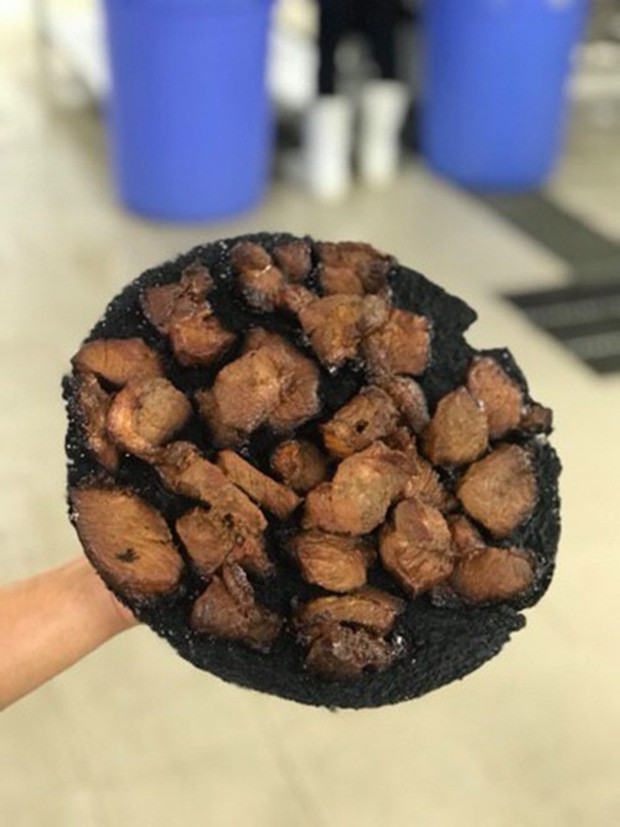 Trông giống pizza tinh than tre nhưng đáp án là thịt kho bỏ quên.