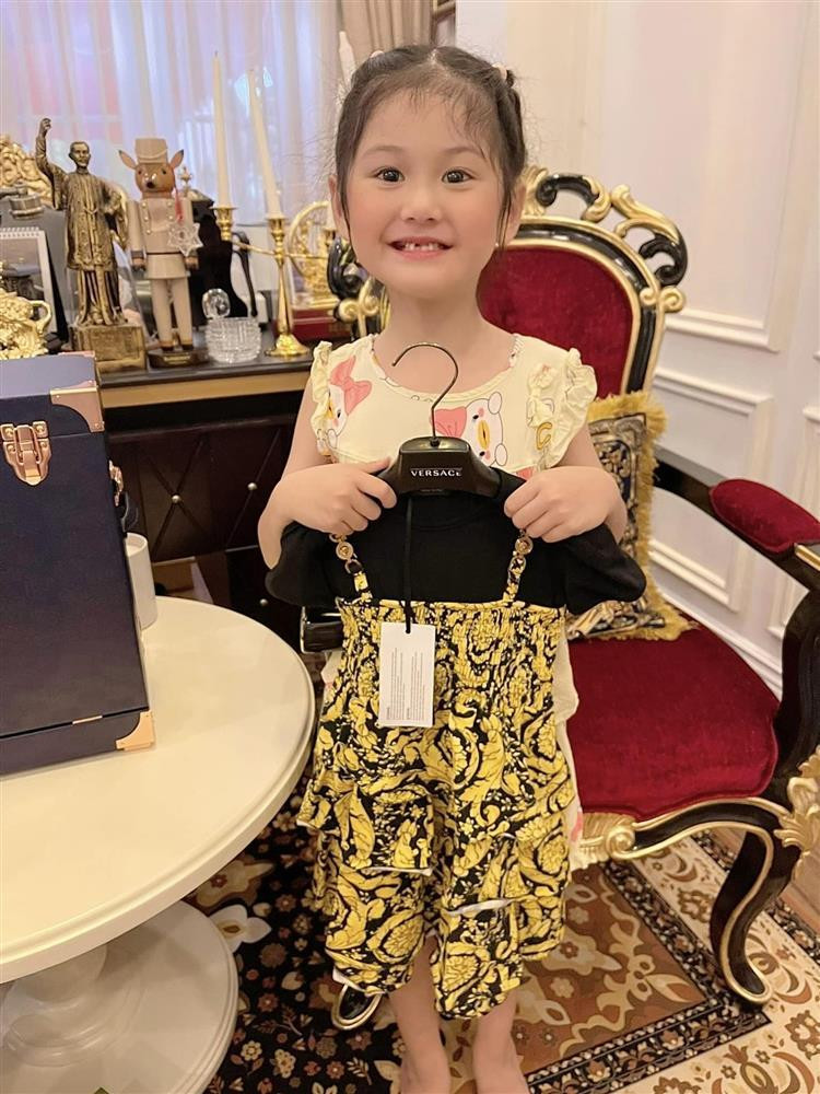 Mừng con gái lên được lớp, anh xã Đoàn Di Băng tặng công chúa loạt đồ hiệu đắt đỏ.