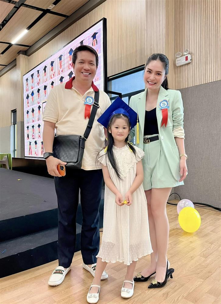 Một set váy cực xinh xắn đến từ thương hiệu Dolce &amp; Gabbana, có giá 505 USD (khoảng hơn 11 triệu), Chiếc váy 2 dây cực điệu đà của Versace này có giá từ 13 - 14 triệu....