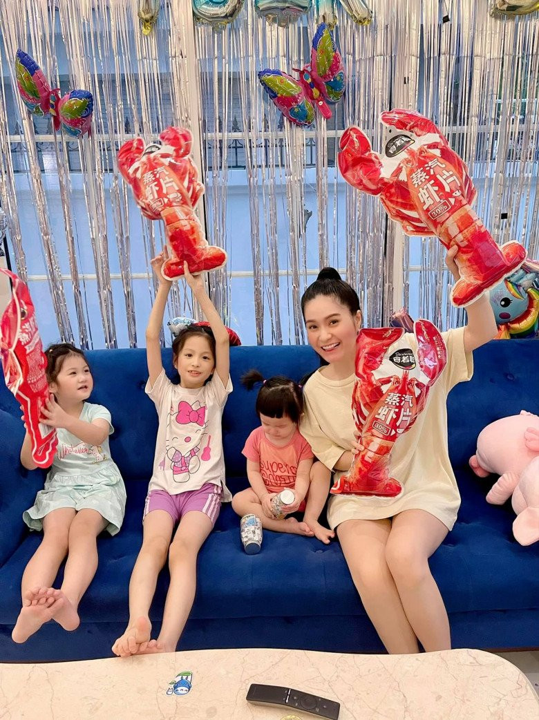 Hình ảnh nữ đại gia quận 7 và 3 cô con gái.