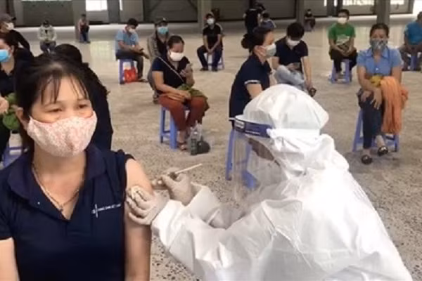 Mot doanh nghiep o Dong Nai dam phan mua 15 trieu lieu vac xin Pfizer