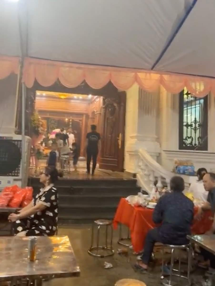 Nhìn từ ngoài vào trong cứ ngỡ đây là một căn biệt thự chứ không phải một ngôi nhà bình thường mà Văn Toàn khoe là "nhà cấp 4" trên mạng xã hội.