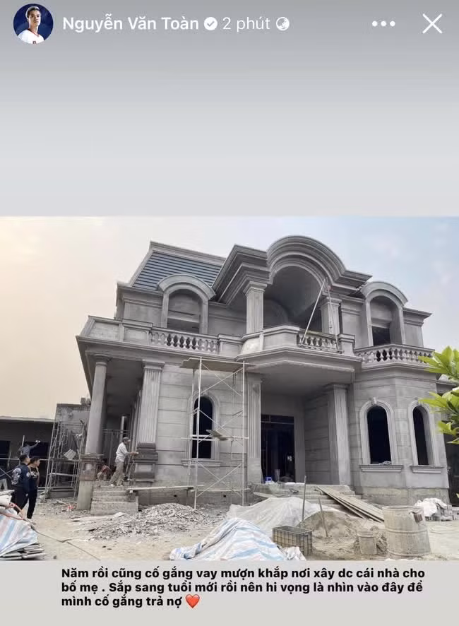 Tháng 4/2023, chàng tiền đạo quê Hải Dương khiến fan vô cùng ngưỡng mộ khi anh tự hào khoe ngôi nhà đang hoàn thiện với diện tích cực to dành tặng phụ huynh.