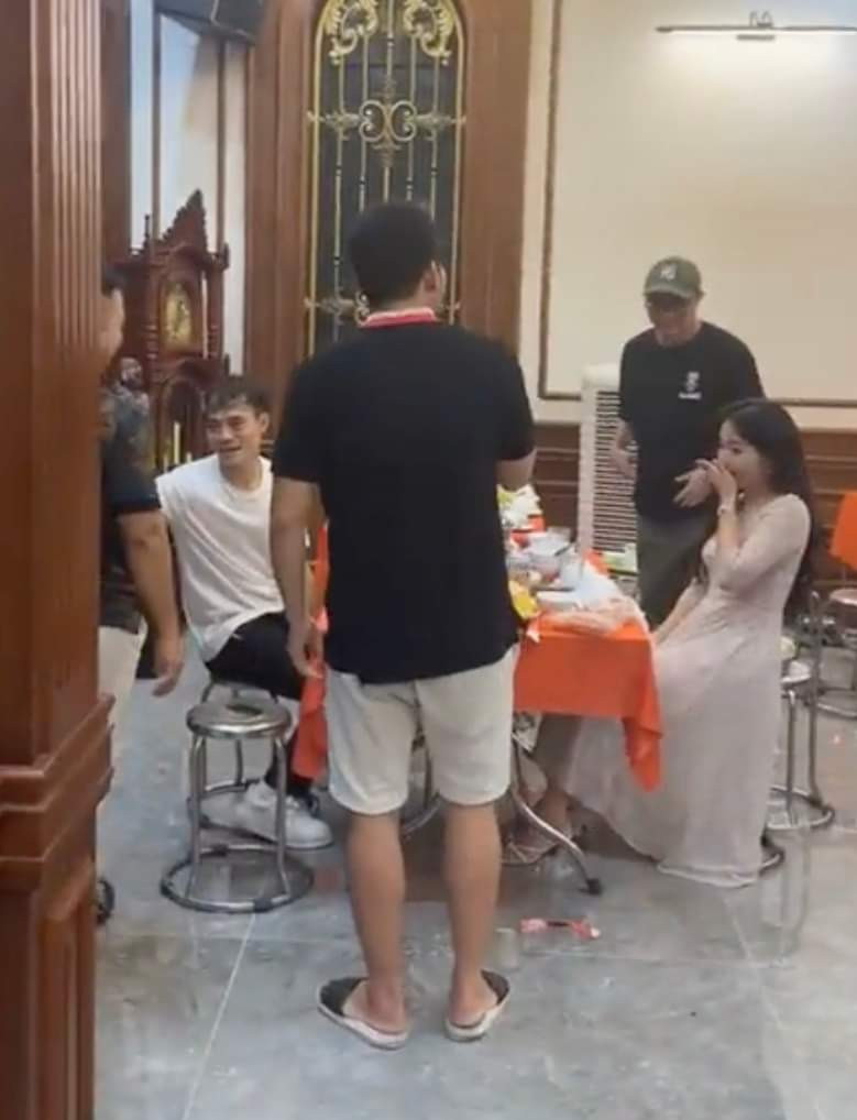 Căn nhà được xây theo hướng hiện đại, sang trọng gồm có 2 tầng nhưng được thiết kế rộng rãi. Bên trong sử dụng gỗ làm chủ đạo, giữa căn nhà là gian thờ, hai bên là không gian bếp và phòng tiếp khách.