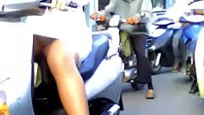 Nếu váy quá ngắn khiến các cô gái khó chống chân, ngồi không thoải mái.