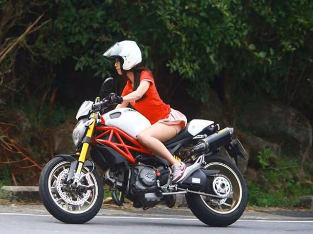 Ưu tiên mặc quần hơn váy để có thể xử lý tình huống bất ngờ tốt hơn, nhạy bén hơn khi tham gia giao thông. Trang phục nên có độ dài qua đầu gối, chất liệu dày dặn không quá mỏng quá bó.