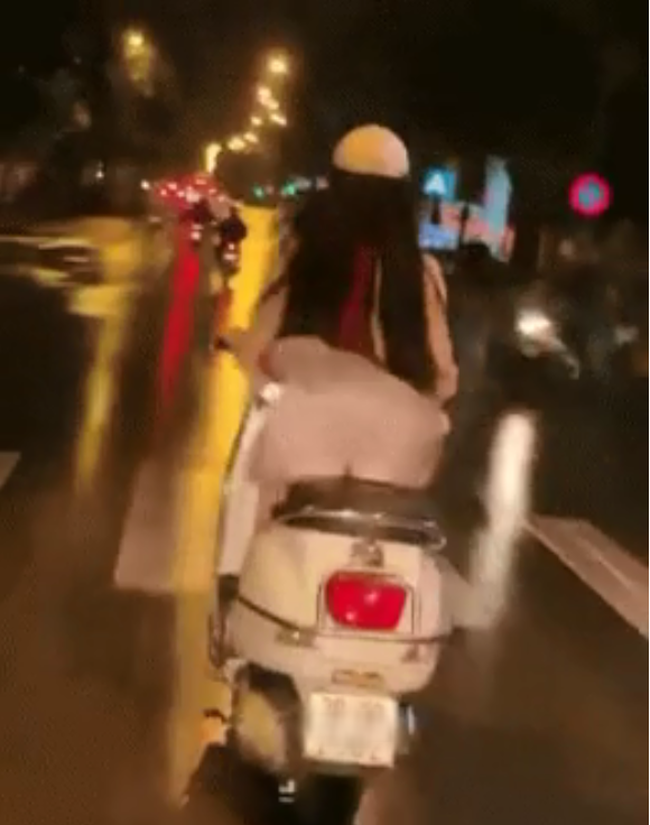 Có thể điểm danh tới những trang phục khiến các cô gái không thoải mái khi chạy xe máy như chân váy bó, ngắn; váy body; quần short, áo/váy hai dây; đồ tập gym...