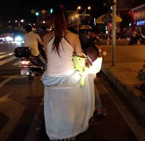 Trang phục mặc hàng ngày không còn giới hạn trong hai từ "thẩm mỹ", nó còn là sự an toàn cho chính bản thân. Vì thế, những trang phục gọn gàng, kín đáo và vừa vặn với cơ thể sẽ là gợi ý phù hợp khi bạn chạy xe hai bánh.