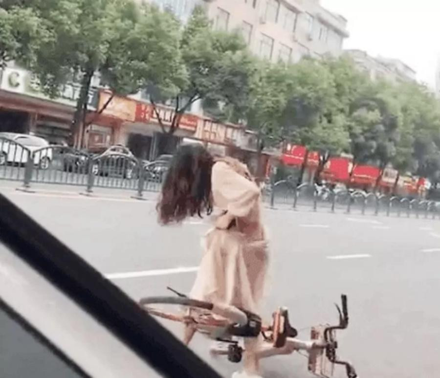 Những hình ảnh mới đây được team qua đường chụp lại đăng mạng xã hội, trở thành chủ đề bàn tán hoặc khiến những người đi đường mất tập trung trong việc lái xe, hoặc chính họ trở thành nạn nhân bị quấy rối...