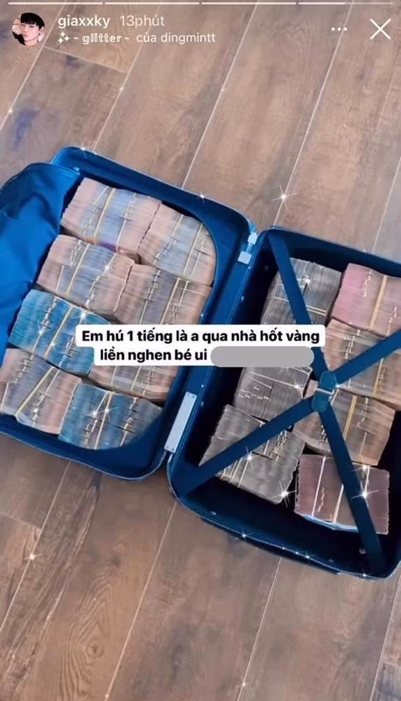 Cụ thể trên trang cá nhân, fan hâm mộ nhiệt thành của người đẹp Ngọc Trinh có viết: "Dạ nhà ai bán vàng hú em được không ạ? Em đang cần mua gấp 50 cây, ai chốt là em qua nhà đưa tiền liền ạ! Em năn nỉ luôn ạ! Em đa tạ nghen".