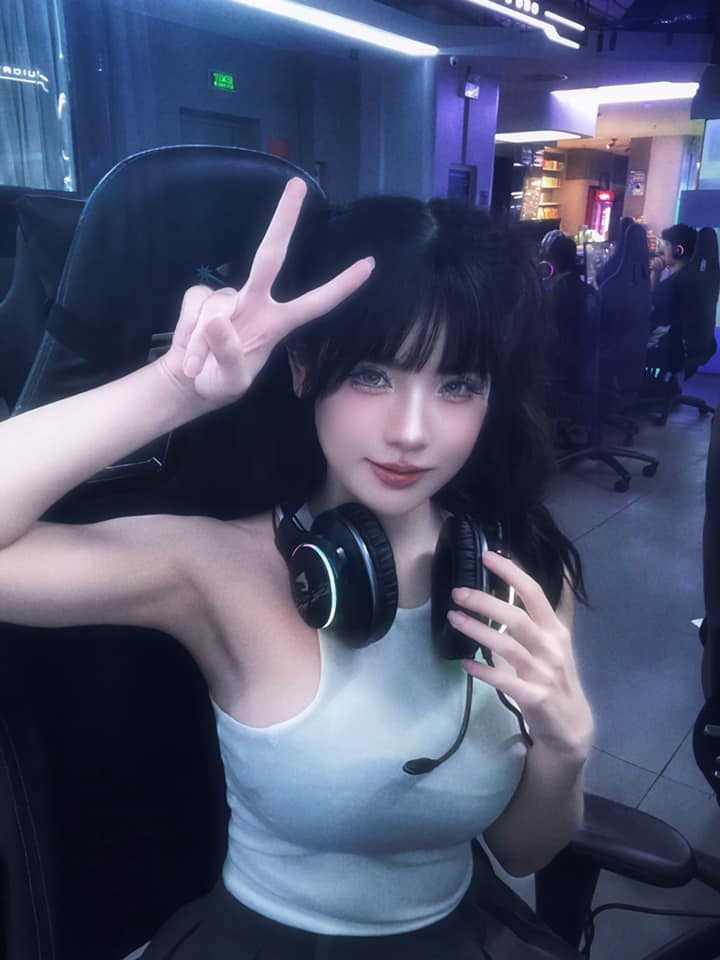 Tố Uyên sở hữu vẻ ngoài chẳng kém cạnh gì các hot girl nổi tiếng trên mạng.