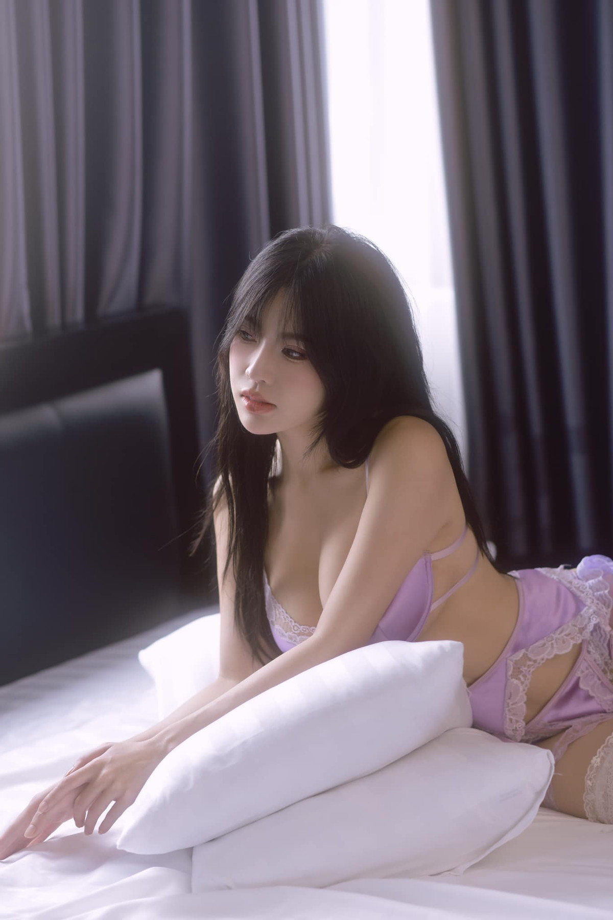 Tố Uyên biết cách tôn vinh những đường nét nổi bật trên cơ thể, tạo dựng phong cách cá nhân vừa gợi cảm vừa thanh thoát, thể hiện nét quyến rũ riêng biệt.