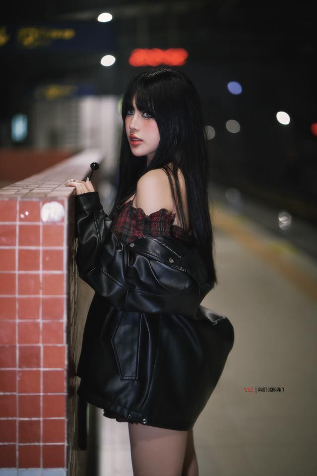 Chính thần thái, sự thoải mái trong việc thể hiện bản thân đã giúp Tố Uyên chiếm được cảm tình từ người xem và người hâm mộ.