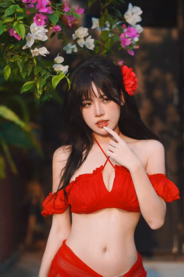 Với vẻ ngoài chẳng kém các hot girl mạng, Tố Uyên đã và đang tạo dựng được sức ảnh hưởng mạnh mẽ trong cộng đồng game.