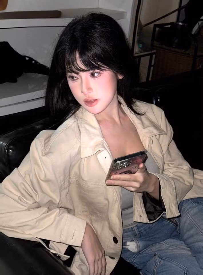 Ngay cả khi không cần trang điểm quá nhiều, Tố Uyên vẫn luôn toát lên một vẻ quyến rũ tự nhiên.