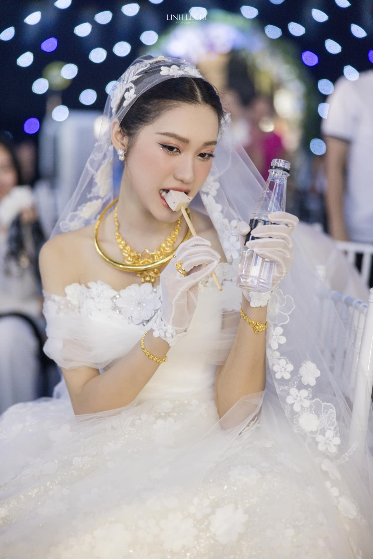 Việc uống nước theo cách trên giúp Hải My không bị lem lớp son trang điểm cầu kì, lại vẫn giữ được hình tượng nhẹ nhàng, không phát ra âm thanh khi uống. Ảnh: Linh Le Chi