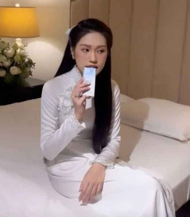 Chẳng hạn như khi Hải My ngồi tạm nghỉ trong thời gian khách mời ăn uống, cô được nhân viên tiếp nước và Hòa Minzy bên cạnh quạt mát cho bớt mệt. Vợ Đoàn Văn Hậu cầm chai nước, chỉ cắn nhẹ vào chiếc ống để uống nước và cố tránh chạm môi vào ống hút.