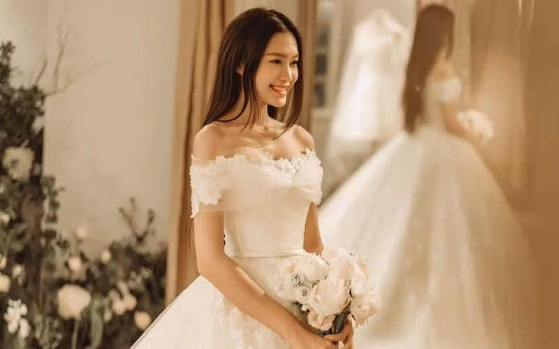 Sau đám cưới được tổ chức tại nhà trai là Thái Bình, vợ chồng Đoàn Văn Hậu và Doãn Hải My còn 1 tiệc báo hỷ tại Hà Nội vào ngày 26/11 tới.