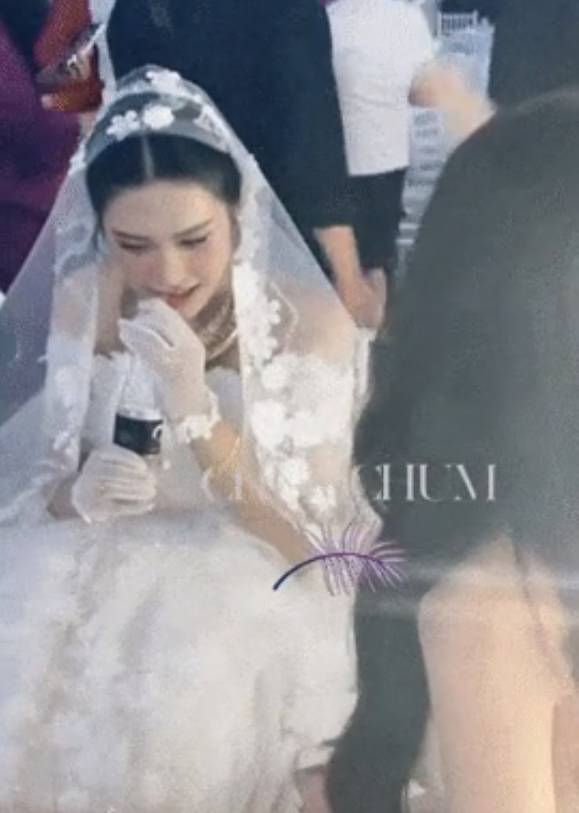 Trong lễ ăn hỏi và lễ cưới được tổ chức ngày 11/11 vừa qua, Hải My còn gây chú ý với cách giữ hình tượng và lớp trang điểm khi ăn uống.