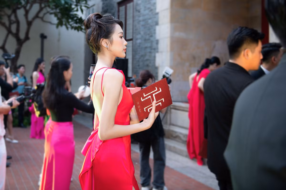 Doãn Hải My sinh năm 2001, là cô gái Hà Nội với phong cách tiểu thư dịu dàng, khí chất. Cô từng tham gia cuộc thi Hoa hậu Việt Nam 2020 và đạt danh hiệu Người đẹp tài năng, lọt Top 10 chung cuộc.