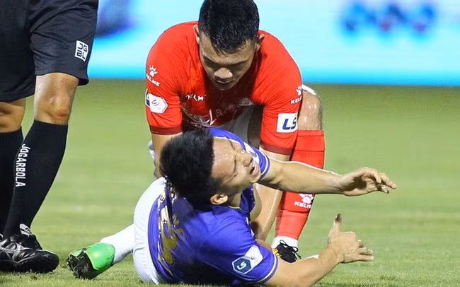 Sau pha vào bóng bằng cả 2 chân của Ngô Hoàng Thịnh, Đỗ Hùng Dũng gẫy chân và các nhân viên y tế lập túc mang nẹp gỗ để cố định chân của cầu thủ bên phía Hà Nội FC.