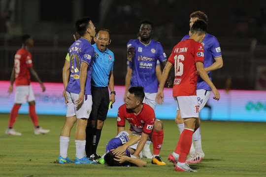 Tất cả các cầu thủ xung quanh đều ôm mặt, biểu cảm không dám tin vào mắt mình khi chứng kiến chấn thương của Hùng Dũng.