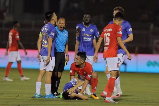 Tất cả các cầu thủ xung quanh đều ôm mặt, biểu cảm không dám tin vào mắt mình khi chứng kiến chấn thương của Hùng Dũng.