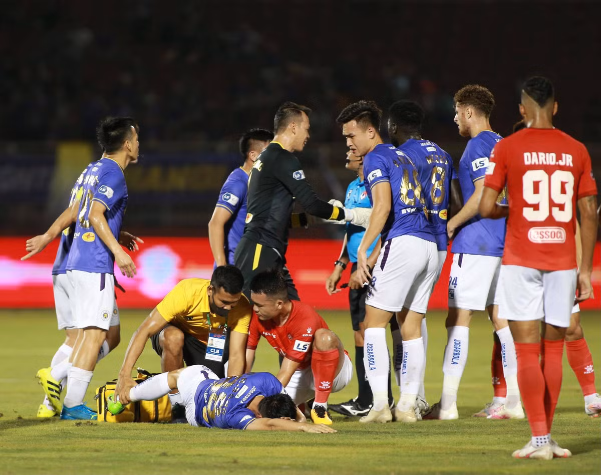 Sau pha vào bóng với Hùng Dũng, Ngô Hoàng Thịnh vẫn ở bên xin lỗi và cùng các nhân viên y tế giúp đồng nghiệp lên cáng.