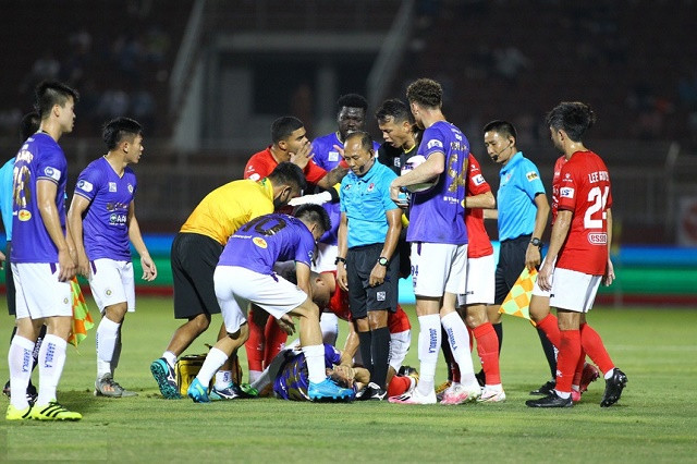 Theo tin cập nhật từ bệnh viện, Đỗ Hùng Dũng gặp chấn thương gãy xương chày, xương mác.