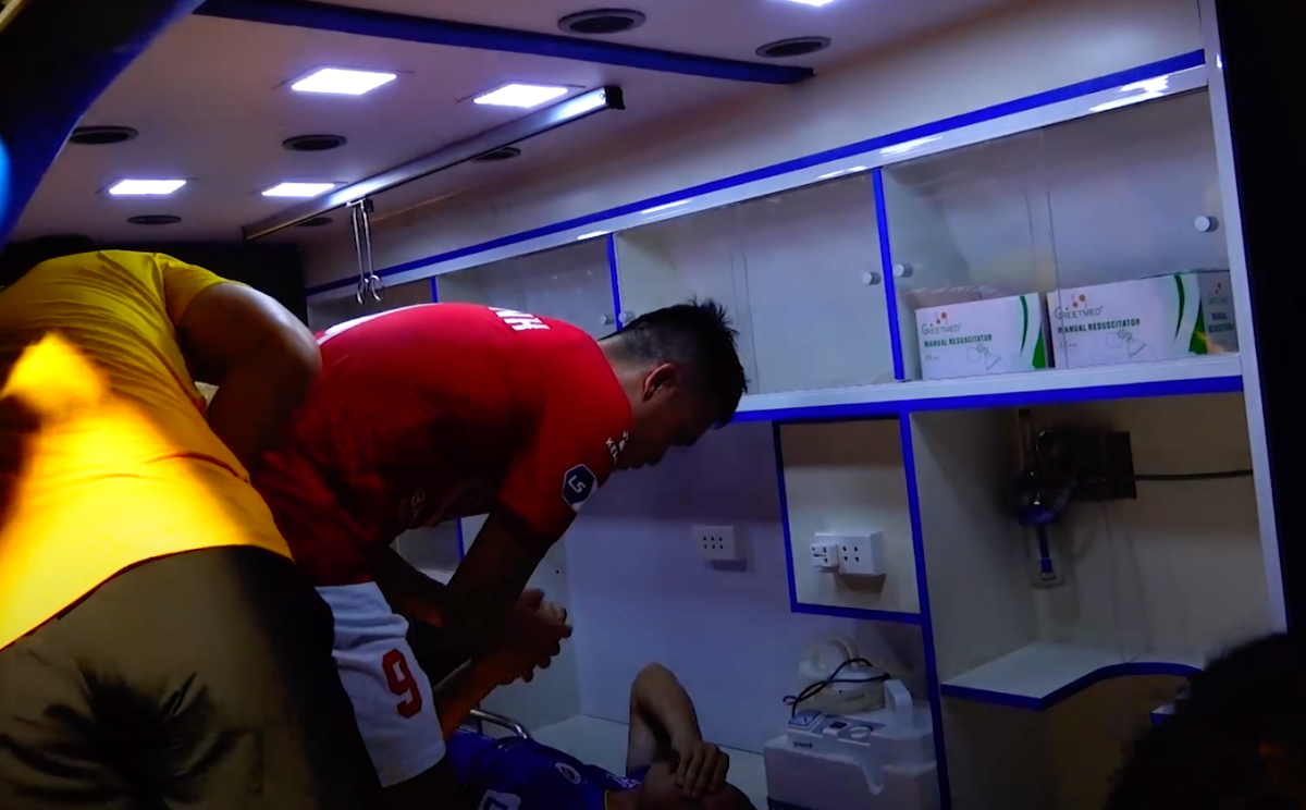 Hoàng Thịnh lên tận xe cấp cứu để gửi lời xin lỗi tới Hùng Dũng.