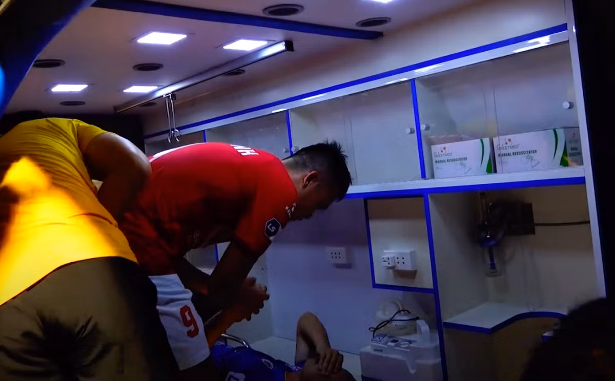 Hoàng Thịnh lên tận xe cấp cứu để gửi lời xin lỗi tới Hùng Dũng.