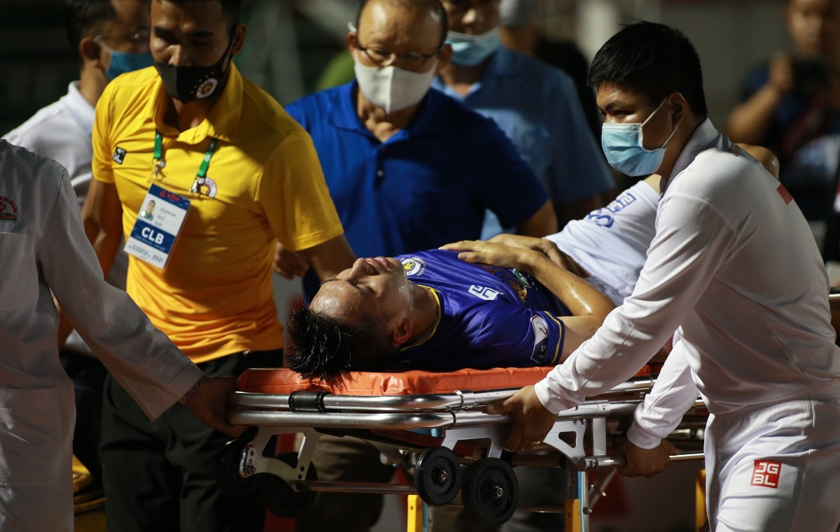 Đỗ Hùng Dũng được bác sĩ CLB Hà Nội và nhân viên y tế tại SVĐ Thống Nhất đưa ra xe cấp cứu.