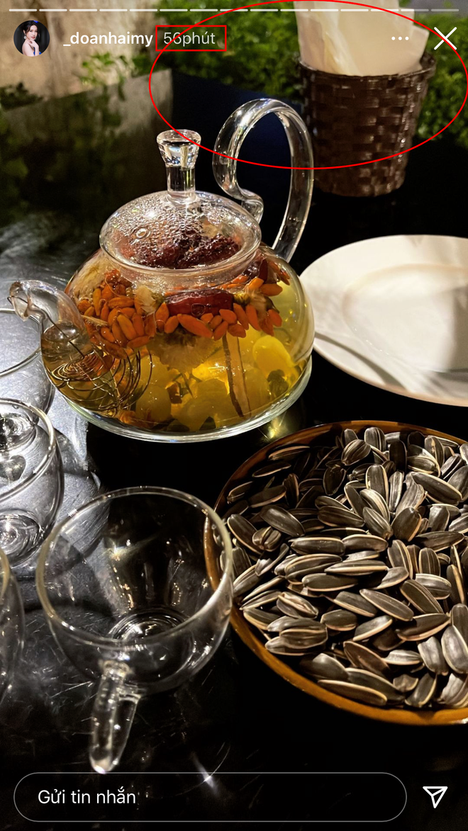 Cụ thể, Đoàn Văn Hậu up story đang ngồi cùng với bố tại một quán cafe ở hồ Gươm và gần như cùng lúc, Doãn Hải My cũng check-in đi uống trà.