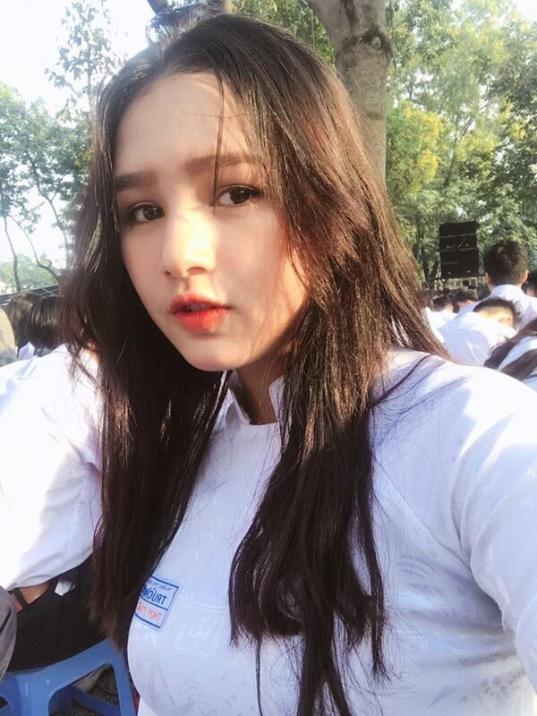 Khác với bạn bè cùng trang lứa, Xoài Non đã sớm chọn cho mình một lối đi riêng. Theo đó, cô nàng tạm dừng việc học để tập trung đi làm và phát triển sự nghiệp. Câu chuyện này đã khiến nhiều người gièm pha, cho rằng người đẹp 2002 chỉ là "bình hoa di động" hay may mắn thì lấy được chồng giàu.